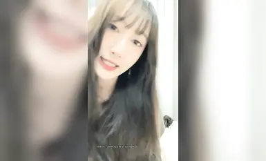 美貌と清純さが対照的な美少女が海へ行き「泡沫グー」を生中継したらレアなセックス映像が流出！黒ストッキングを履いたセクシーな女神が、タトゥーを入れた男にコンドームなしで激しく犯される。本当に悲痛だ！