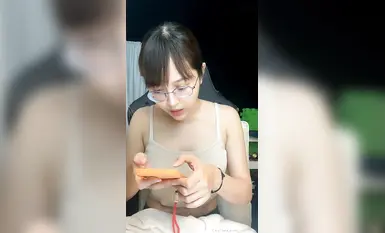 萬狼求檔OnlyFans斯文眼鏡反差小姐姐【deerlong】私拍合集,極品中的極品天生的肉便器,純情少女展現精湛口活兒口爆吞精 (5)