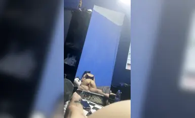 Ang master na dalubhasa sa pakikipagtalik sa pinakamahuhusay na batang babae, "dogking", ay nakikipag-ugnay sa mga babaeng estudyante sa kolehiyo sa campus. Mabuting anak sa mata ng mga magulang at mabuting estudyante sa mata ng mga guro (7)