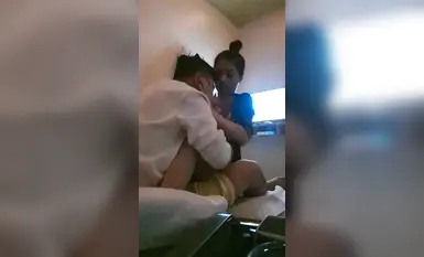 足療店搞女技師，丸子頭小姐姐，摸摸搞搞要拔褲子，足交打飛機，騎乘磨蹭扶著電視櫃後入，隔壁在唱歌