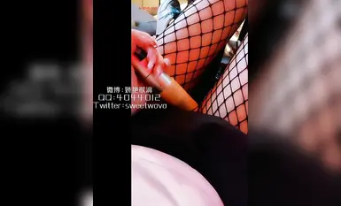 最新9月流出爆乳敏感体质尤物▌娜美妖姬▌KTV话筒揉穴骚痒难耐 阳具插入瞬间痉挛爆浆潮吹满沙发淫液流