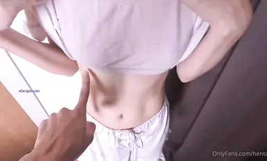 极品校花级嫩妹『Hentai-TV』被擒住双腿粉嫩白虎蜜穴被塞入肉棒，小巧的身材被各种姿势抽插打桩声音动听下(13)