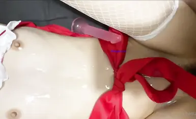 极品校花级嫩妹『Hentai-TV』被擒住双腿粉嫩白虎蜜穴被塞入肉棒，小巧的身材被各种姿势抽插打桩声音动听下(7)