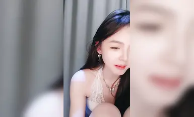 2025年3月最新，抖音网红女神下海【小馋猫】好美啊，绝对让你一眼爱上，真是个超级反差的极品尤物，嫩的很全脱(3)