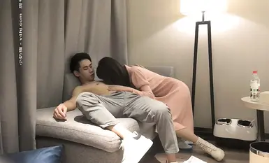 ฉากดึกๆ สาวขาสวยหุ่นดี ขี้อ้อน อ่อนโยนและให้ความร่วมมือ เลียปาก ขี่ เข้าทางข้าง สอดใส่ เย็ดแรงๆ
