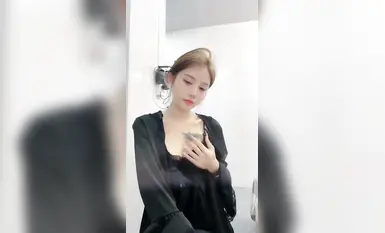 Noong 2007, ang pinakamahusay na naka-tattoo na maliit na batang babae na "Pondering Tragedy" ay nagbayad ng live na broadcast, na may hitsura na parang engkanto, ang pinakamahusay na mahabang binti, hinihimas ang kanyang mga suso at masturbate,