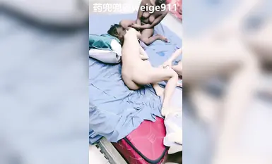 Lelaki itu membawa teman wanitanya yang adil dan lembut berkaca mata ke pesta seks_Dia telah dipukul dengan kejam oleh lelaki kulit hitam itu_Dia berasa sangat tertekan_Batang itu terlalu tebal_#Penyayang Hitam_#Lolita_#Kumpulan P_Jalang_#Slut