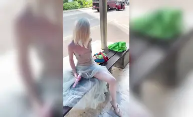 户外人前露出自慰，合格的骚婊子站街女【彤彤乖】透明薄纱做不雅动作。