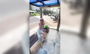 户外人前露出自慰，合格的骚婊子站街女【彤彤乖】透明薄纱做不雅动作。