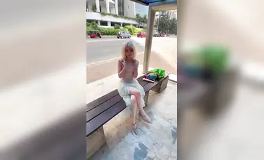 户外人前露出自慰，合格的骚婊子站街女【彤彤乖】透明薄纱做不雅动作。