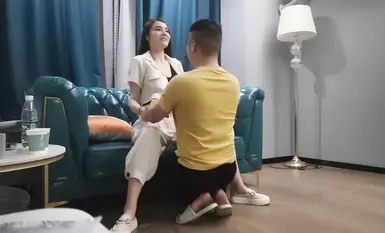 Cô gái chân dài bên ngoài rất điệu đà và tán tỉnh trong bộ đồ y tá gợi cảm. Cô gái tự chạm vào mình và vặn mông. Cô ấy cưỡi và đánh bằng cái mông to của mình trong tất đen
