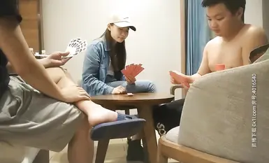 彼女はまた、このように遊ぶのが好きで、その後、村の仲間をカードゲームに誘い、その後、セックス、オーラルセックス、舐め、ファック、ベッドの上で乗馬をします。