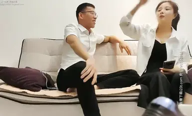 约了个白衣马尾大奶少妇，少妇特点是会玩敢玩，沙发上操口交上位骑乘后人猛操呻吟