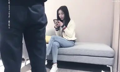 Buat temu janji dengan seorang gadis persisian yang kelihatan tinggi, persisian yang sangat cuek, crit macho dari sofa hingga ke pakaian