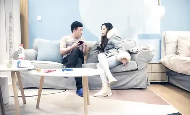 约操高颜值妹子，也抖音网红美女啪啪，沙发后入怼操怒射浪叫