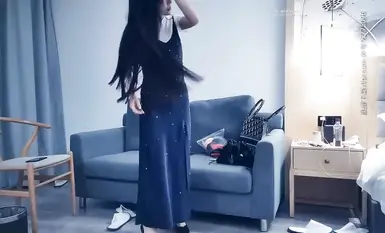 长裙大长腿少妇，就问你爽不爽，苗条身材穿上性感情趣装黑丝，口交抱着猛操呻吟娇喘