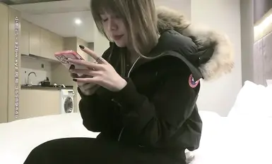 高顏值黑色外套大奶妹子，脫衣後我破防了，黑色網襪特寫手指快速扣逼後入猛操