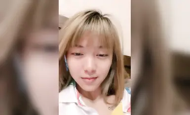 年轻嫩妹_和妈妈同住_偷偷阳具自慰