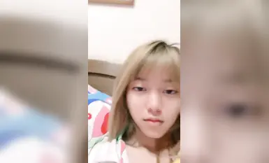 年轻嫩妹_和妈妈同住_偷偷阳具自慰