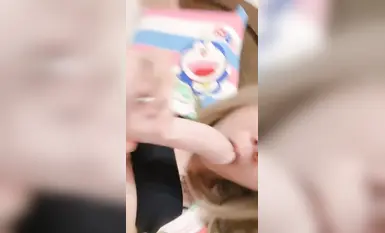 年轻嫩妹_和妈妈同住_偷偷阳具自慰