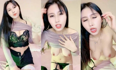 性感美女骚货！吊带黑白丝袜！讲故事被姐夫操，骚话不断狂扣穴，从下往上视角扣弄
