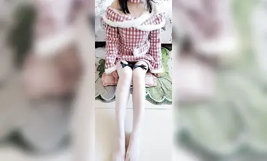 Một cô gái cao chín cái đầu với thân hình hoàn hảo đang quan hệ với một nhà tài trợ và được đào tạo để quan hệ tình dục. Cô ấy xinh đẹp và có thân hình hoàn hảo. Cô ta là một con đĩ hoàn toàn trái ngược, là nữ thần của người nghèo và là nguồn tinh trùng của người giàu! Trước đó (2)