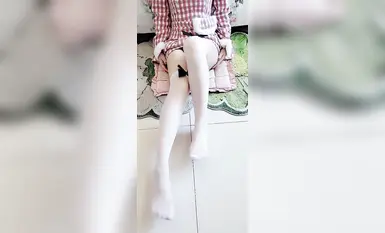 Một cô gái cao chín cái đầu với thân hình hoàn hảo đang quan hệ với một nhà tài trợ và được đào tạo để quan hệ tình dục. Cô ấy xinh đẹp và có thân hình hoàn hảo. Cô ta là một con đĩ hoàn toàn trái ngược, là nữ thần của người nghèo và là nguồn tinh trùng của người giàu! Trước đó (2)