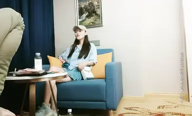 Encik Shen mencuba sekumpulan besar gadis malam ini. Gadis berkopiah dan berkaki panjang itu menjerit. Dia menyangka gadis itu palsu dan melepaskannya.