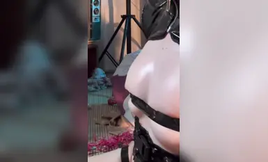 Seorang gadis muda dengan susuk tubuh yang hebat dan wajah yang cantik, pemotretan peribadi berskala besar, dengan payudara bulat dan punggung yang gagah, penuh godaan (2)