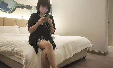 大长美腿外围小姐姐，跪着舔屌洗完澡等待被操，圆润翘臀扭动小腰套弄，扶着屁股后入撞击