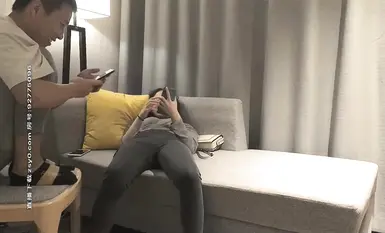 긴 머리와 청바지를 입은 섹시한 여자가 오랫동안 유혹하고, 가슴을 핥고 유혹하고, 오럴 섹스를 한 후 침대에서 격렬하게 라이딩합니다.