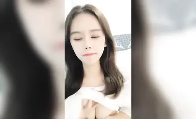 长相甜美，气质女神大秀，黑色网袜，露脸自道具慰，特写逼逼