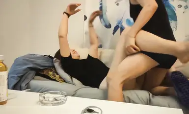 风骚少妇，风情万种，埋头口交舔屌，翘起大屁股扶腰后入，一下下撞击操爽了