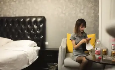 Nữ sinh tất đen trông trong sáng và ngoan ngoãn xé háng và liếm lồn, rất giỏi chơi đùa, tán tỉnh thả rông có chấy và không địt được lồn