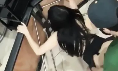 Ang sikreto sa kakaibang tattoo parlor: isang magandang babae ang nagpa-tattoo sa kanyang puki. Hindi mapigilan ng tattoo artist na pilit na pinapasok ang puke ng customer hanggang sa lumabas ang puting katas!
