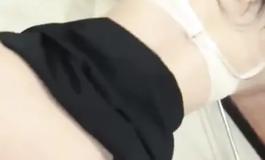 Ang sikreto sa kakaibang tattoo parlor: isang magandang babae ang nagpa-tattoo sa kanyang puki. Hindi mapigilan ng tattoo artist na pilit na pinapasok ang puke ng customer hanggang sa lumabas ang puting katas!