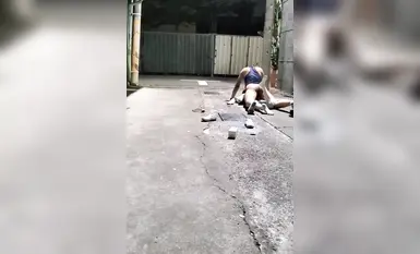 00后JK妹子醉倒在小巷子内，被路过的小哥摁在地上撩开裙子就是一顿猛操，还疯狂口爆，简直爽翻了！