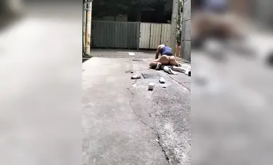 00后JK妹子醉倒在小巷子内，被路过的小哥摁在地上撩开裙子就是一顿猛操，还疯狂口爆，简直爽翻了！