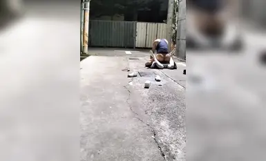 00后JK妹子醉倒在小巷子内，被路过的小哥摁在地上撩开裙子就是一顿猛操，还疯狂口爆，简直爽翻了！