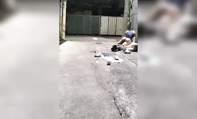 00后JK妹子醉倒在小巷子内，被路过的小哥摁在地上撩开裙子就是一顿猛操，还疯狂口爆，简直爽翻了！