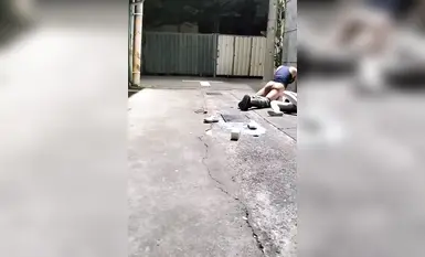 00后JK妹子醉倒在小巷子内，被路过的小哥摁在地上撩开裙子就是一顿猛操，还疯狂口爆，简直爽翻了！