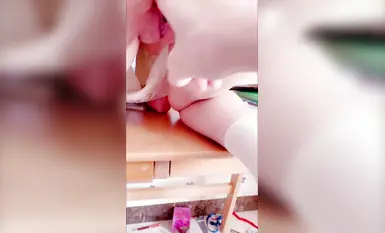 海角兄妹亂倫【意淫自己妹妹】情人節拿下妹妹同學，小穴濕極了淫水裹滿手指和肉棒，狂插顏射口爆無水印