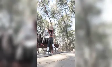 란시는 개를 데리고 하이킹을 하며 진흙을 먹으며 야외로 나간다