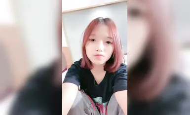 Isang magandang batang babae na may kulay-rosas na puki at kalat-kalat na bulbol ay binastos nang walang condom at sumisigaw ng malaswa (4)