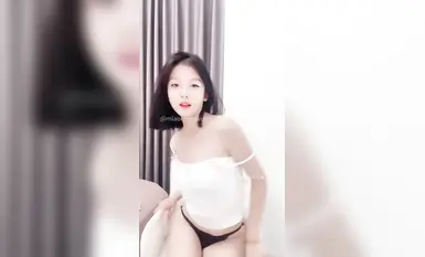新アンカーの超ピンクの学校の美人アンカーのユアンユアン舌ピアスフェラチオは、ちょうど海に入ってトイレにひざまずいて犯され、小道具のトレーニング、胸のプッシュ、舌ピアスの小さな口のセクシーなフェラチオ、さまざまな姿勢の爆発（54）