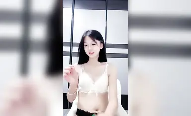 新人アンカーの超ピンク校長美人アンカーのユアンユアン舌スタッドフェラは、海に入ったばかりでトイレに跪いて犯され、小道具トレーニング、胸押し、舌スタッド小口セクシーフェラ、様々な体位爆発（69）