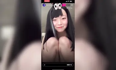 【無修正エロライブチャット】いまやイ◯スタライブでエチエチ配信してしまう！オシャ差し色ヘア合法ロリ女子エロライブ！二本指入れオナ開始！推定Ｃカップ美乳◎