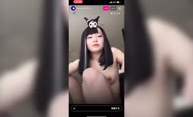 【無修正エロライブチャット】いまやイ◯スタライブでエチエチ配信してしまう！オシャ差し色ヘア合法ロリ女子エロライブ！二本指入れオナ開始！推定Ｃカップ美乳◎
