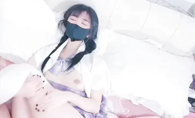 清純白虎美穴鄰家小妹『懶懶豬』一雙細長白絲美腿 插入濕潤的白虎穴，麻花雙馬尾辮清純模樣像極了清純女同桌