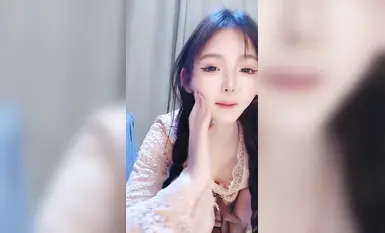 2025年最新抖音网红女神下海【小馋猫】好美啊，绝对让你一眼爱上，真是个超级反差的极品尤物(2)